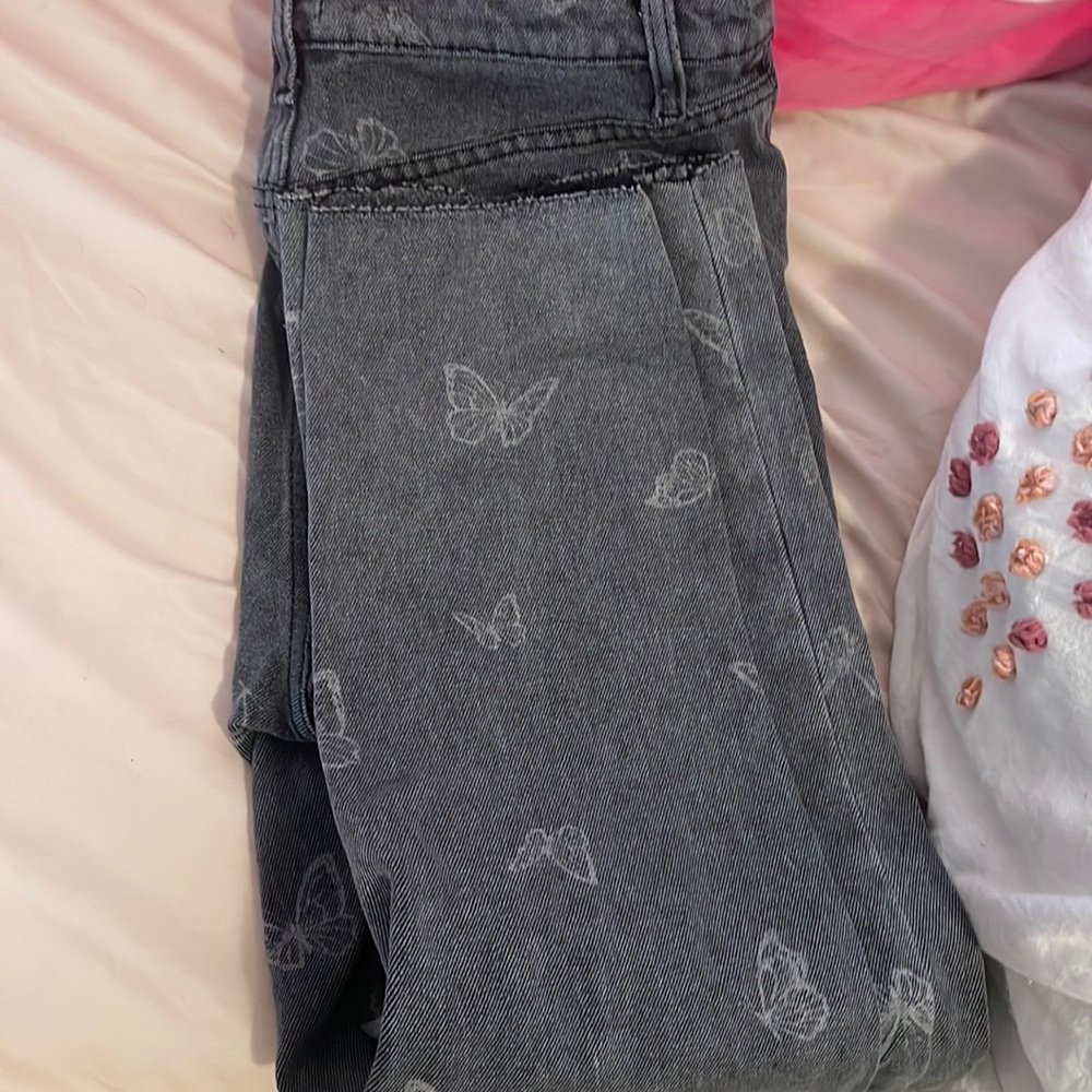 grey and black butterflie jeans from simply society